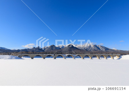 北海道糠平湖_ウペペサンケ山とタウシュベツ川橋梁の絶景雪景色 北海道糠平湖_ウペペサンケ山とタウシュベツ川橋梁の絶景雪景色 106691154