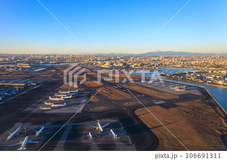 東京_朝焼けに染まる大都会と富士山の絶景 106691311