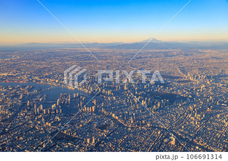 東京_朝焼けに染まる大都会と富士山の絶景 106691314