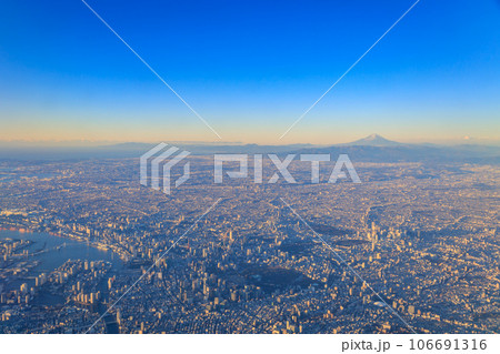 東京_朝焼けに染まる大都会と富士山の絶景 106691316