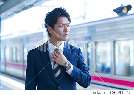 若い男性 駅のホーム 撮影協力「京王電鉄株式会社」 若い男性 駅のホーム 撮影協力「京王電鉄株式会社」 106691377