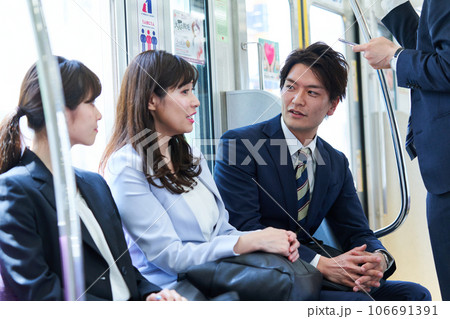 電車に乗車する男女　撮影協力「京王電鉄株式会社」 106691391