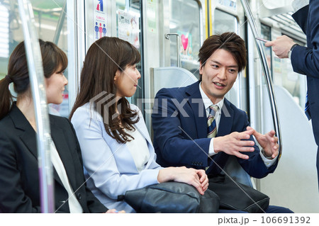 電車に乗車する男女 撮影協力「京王電鉄株式会社」 電車に乗車する男女 撮影協力「京王電鉄株式会社」 106691392