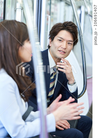 電車に乗車する男女　撮影協力「京王電鉄株式会社」 106691407