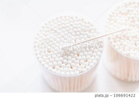 ケースに入った綿棒 106691422