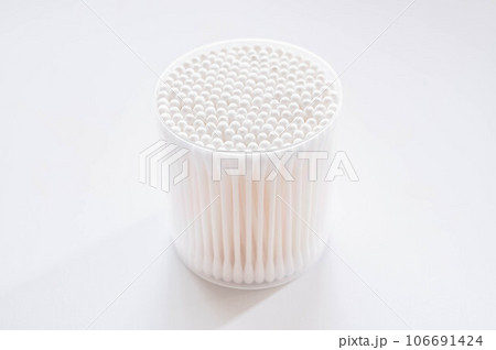 ケースに入った綿棒 106691424