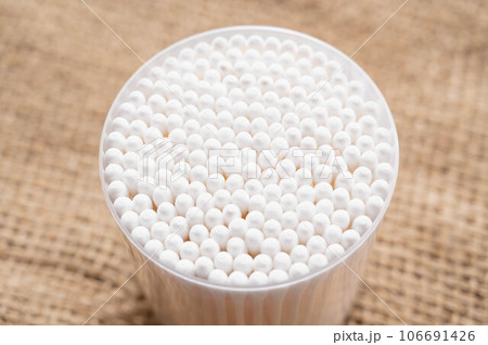 ケースに入った綿棒 ケースに入った綿棒 106691426