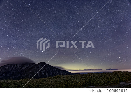 竜ヶ岳から見る冬の星空と毛無山への稜線と南アルプス 106692815