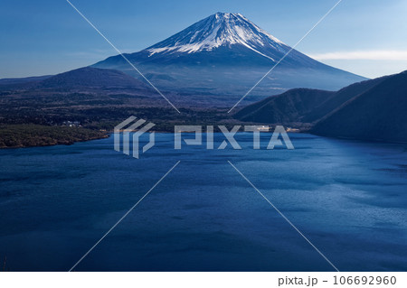 中之倉展望台から見る富士山と本栖湖 106692960