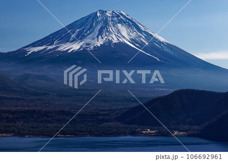 中之倉展望台から見る富士山と本栖湖 106692961