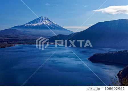 中之倉展望台から見る富士山と本栖湖 106692962