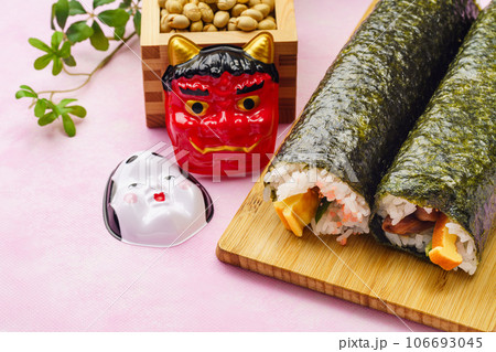 節分 巻き寿司と豆 106693045