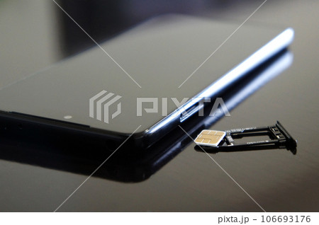 スマートフォンにSIMカードを挿入 スマートフォンにSIMカードを挿入 106693176