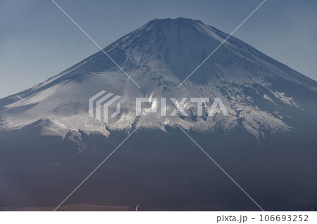 箱根・金時山から見る月明かりの富士山 106693252
