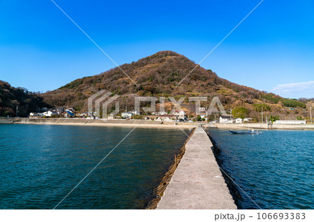 冬晴れの青佐鼻海岸と青佐山1　岡山県浅口市寄島町 106693383