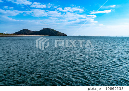 青佐鼻海岸から見た三郎島と三ツ山　岡山県浅口市寄島町 106693384