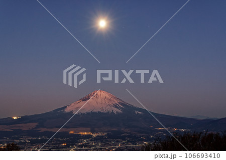 箱根・金時山から見る黎明の富士山と満月 106693410