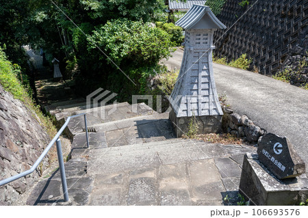 寺院と教会の見える風景(道) 106693576