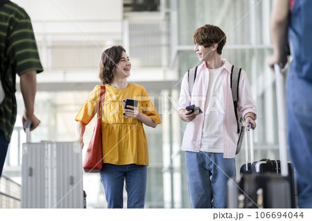 スーツケースを持った若い外国人の男女 旅行 インバウンド イメージ スーツケースを持った若い外国人の男女 旅行 インバウンド イメージ 106694044