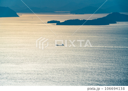 冬晴れの幻虹台から見た真鍋島と航行する船3　岡山県笠岡市 106694138