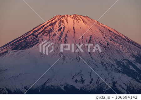 箱根・金時山から見る朝日差す富士山 106694142