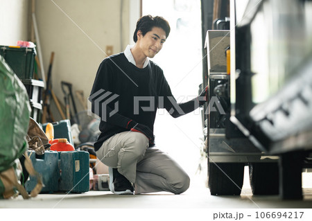 トラックのタイヤを点検する作業員 106694217