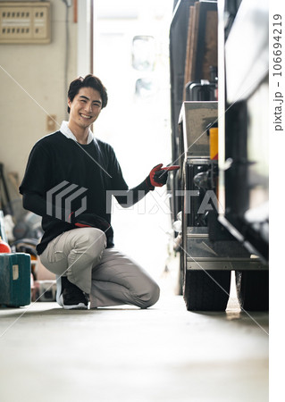 トラックのタイヤを点検する作業員 トラックのタイヤを点検する作業員 106694219