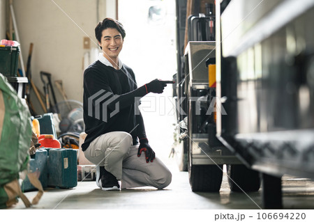 トラックのタイヤを点検する作業員 トラックのタイヤを点検する作業員 106694220