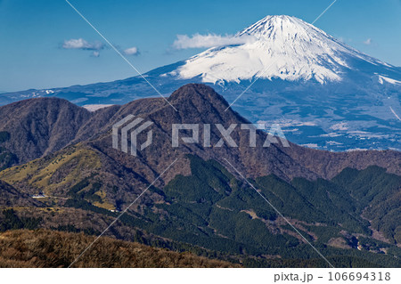 箱根・明神ヶ岳から見る富士山と金時山 106694318