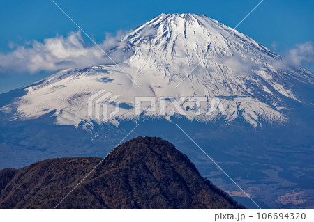 箱根・明神ヶ岳から見る富士山と金時山 106694320