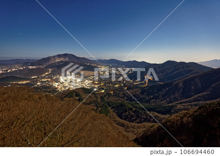 金時山から見る月明かりの箱根の山並みと芦ノ湖 106694460