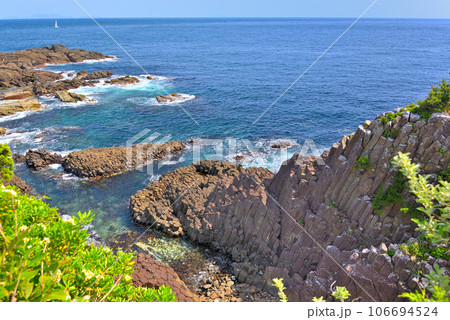 伊豆半島・南伊豆・爪木崎・ジオサイト、柱状節理が整然と並ぶ俵磯の眺め・静岡県下田市(7) 106694524