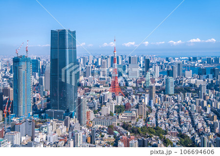 日本の東京都市景観 大都会・東京や東京タワーなどを望む。画面右奥は豊洲市場方面 日本の東京都市景観 大都会・東京や東京タワーなどを望む。画面右奥は豊洲市場方面 106694606