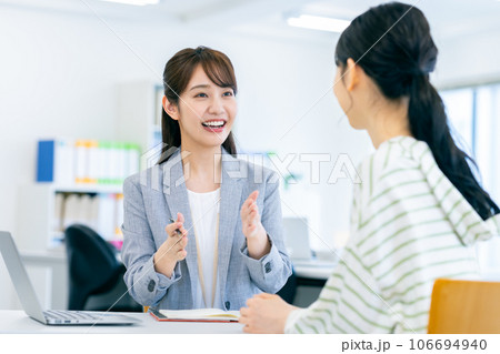 若い女性の相談にのるビジネスウーマン 106694940