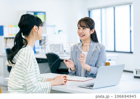 若い女性の相談にのるビジネスウーマン 若い女性の相談にのるビジネスウーマン 106694945