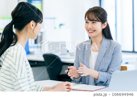 若い女性の相談にのるビジネスウーマン 106694946