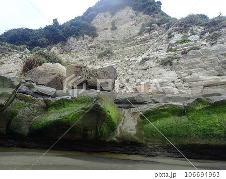 崩れ落ちた岩壁 崩れ落ちた岩壁 106694963
