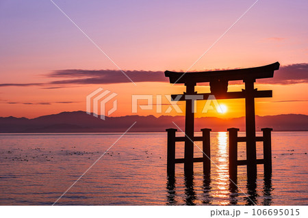 晩秋の琵琶湖　白髭神社　大鳥居から昇る朝日 106695015