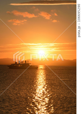 海に沈む夕日と舟影 海に沈む夕日と舟影 106695290