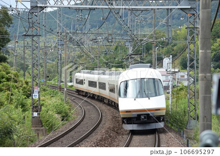 大阪と名古屋を結ぶ通称名阪特急、近鉄電車のアーバンライナーです。 大阪と名古屋を結ぶ通称名阪特急、近鉄電車のアーバンライナーです。 106695297