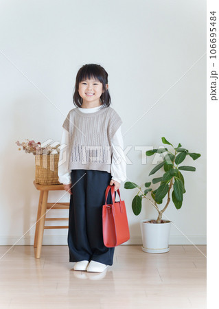 子供の秋服ファッションコーディネート全身（縦向き） 106695484