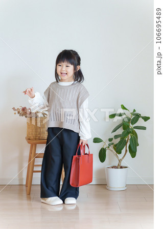 子供の秋服ファッションコーディネート全身(縦向き) 子供の秋服ファッションコーディネート全身(縦向き) 106695489