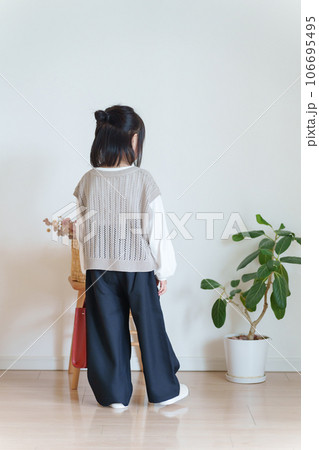 子供の秋服ファッションコーディネート全身(縦向き) 子供の秋服ファッションコーディネート全身(縦向き) 106695495