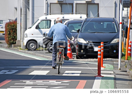 自転車に乗る元気なシニア 106695558
