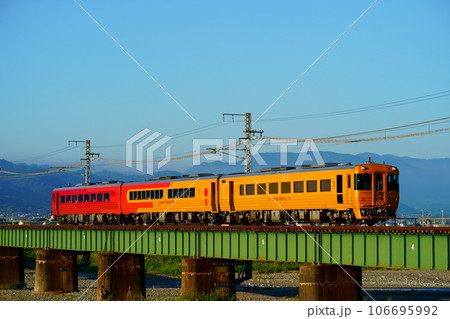 松山運転所から松山に回送される「伊予灘ものがたり」(キハ185系) 松山運転所から松山に回送される「伊予灘ものがたり」(キハ185系) 106695992