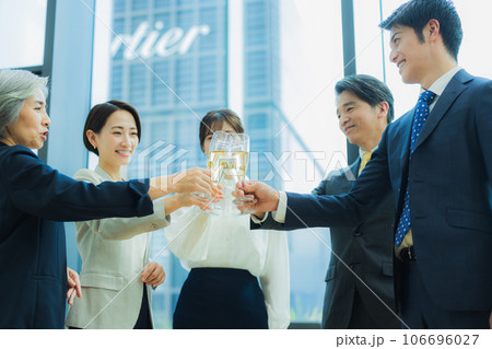ビジネス　パーティ　乾杯 106696027