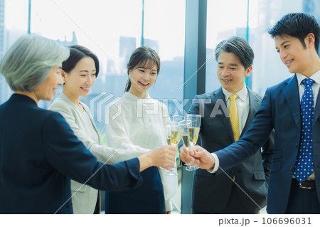 ビジネス パーティ 乾杯 ビジネス パーティ 乾杯 106696031