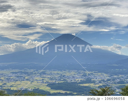 足柄峠から望む、笠雲のかかった雄大な富士山 106696058