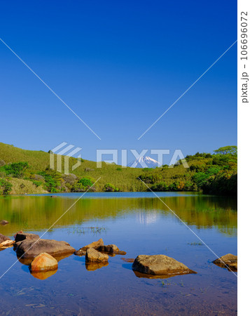 静岡伊豆_氷ヶ池と富士山の風景 106696072