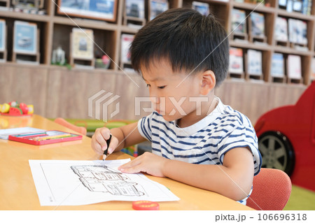 塗り絵で遊ぶ男の子 106696318